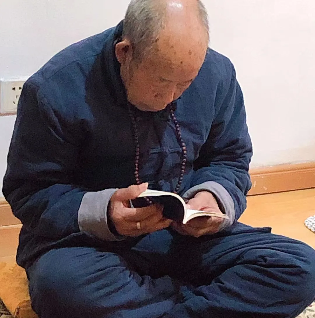 84岁老人病危后学佛,两个月康复,还能不戴眼镜看书-图片2