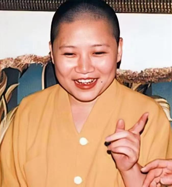 著名歌唱家李娜竟然落发“回家”